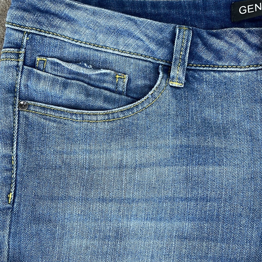 EUC Generra denim distressed capris - Picture 3 of 16